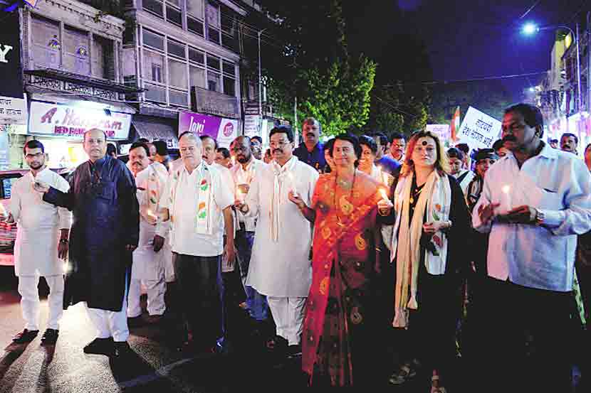 निश्चलनीकरणाच्या वर्षपूर्तीच्या निषेधार्थ शहर काँग्रेस कमिटीच्या वतीने कॅन्डल मार्च काढण्यात आला. मोहन जोशी, अनंत गाडगीळ, रमेश बागवे, कमला व्यवहारे, संगीता तिवारी या वेळी उपस्थित होत्या. 