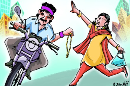मिरची पूड फेकून दागिन्यांची चोरी