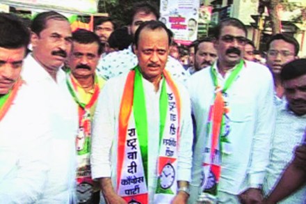 माजी उपमुख्यमंत्री अजित पवार यांनी रविवारी भाजपविरोधातील ‘हल्लाबोल’ मोर्चाचे नेतृत्व केले. माजी उपमुख्यमंत्री अजित पवार यांनी रविवारी भाजपविरोधातील ‘हल्लाबोल’ मोर्चाचे नेतृत्व केले.