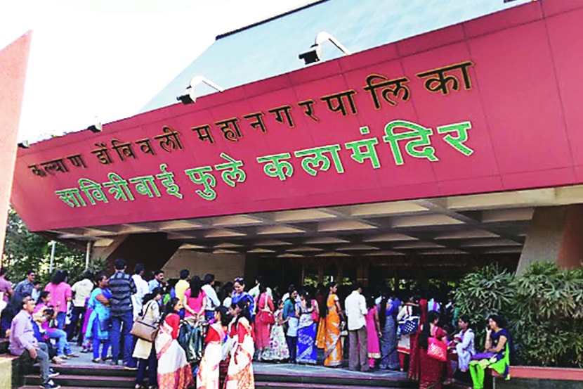 सावित्रीबाई फुले नाटय़गृहात पुन्हा वादाचे प्रयोग