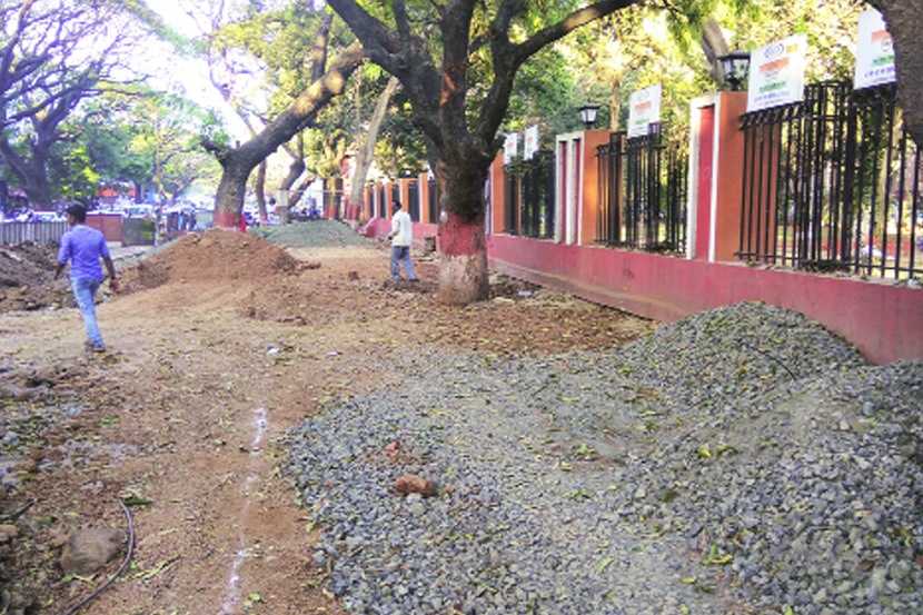 अतिक्रमणात अडकलेले अरुंद रस्ते