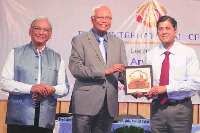 ‘पुणे इंटरनॅशनल सेंटर’च्या वतीने शनिवारी आयोजित कार्यक्रमात वरिष्ठ वकील अरविंद दातार यांचा संस्थेचे अध्यक्ष डॉ. रघुनाथ माशेलकर यांनी सन्मान केला. प्रा. अमिताव मलिक यावेळी उपस्थित होते.