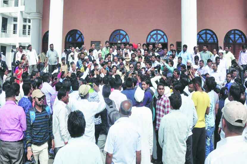 राज्यभर गाजलेल्या कोपर्डी खटल्याचा निकाल ऐकण्यासाठी नागरिकांनी शनिवारी न्यायालयात मोठी गर्दी केली होती. (सर्व छाया-अनिल शाह, नगर) राज्यभर गाजलेल्या कोपर्डी खटल्याचा निकाल ऐकण्यासाठी नागरिकांनी शनिवारी न्यायालयात मोठी गर्दी केली होती. (सर्व छाया-अनिल शाह, नगर)