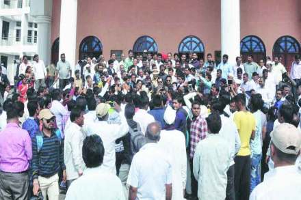 राज्यभर गाजलेल्या कोपर्डी खटल्याचा निकाल ऐकण्यासाठी नागरिकांनी शनिवारी न्यायालयात मोठी गर्दी केली होती. (सर्व छाया-अनिल शाह, नगर)