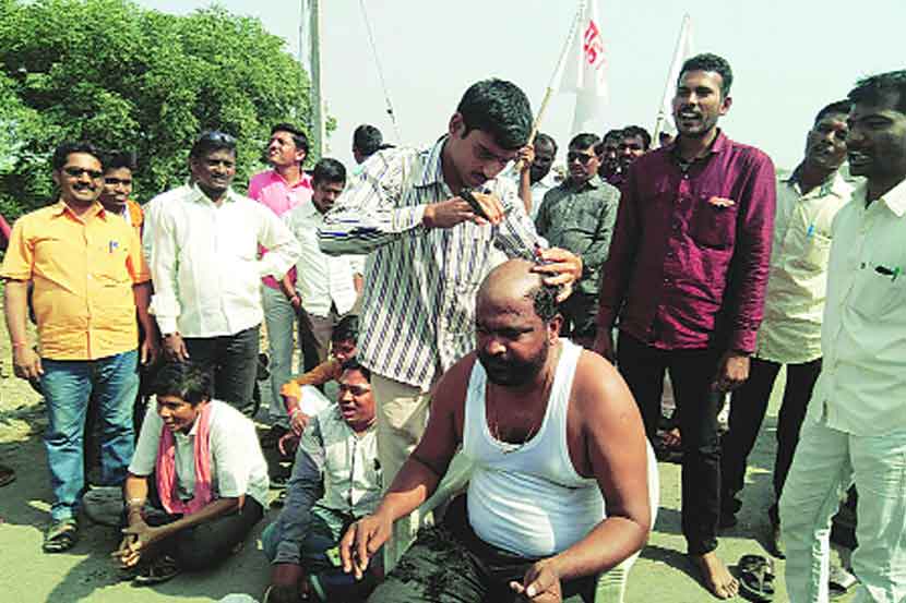 सोलापूर जिल्ह्य़ात ऊसदराचा तिढा न सुटल्यामुळे शेतकरी संघटनांनी आंदोलनाचे हत्यार पुन्हा उपसले आहे. अक्कलकोट येथे प्रहार संघटनेच्या कार्यकर्त्यांनी स्वत:चे मुंडन करून घेत शासनाचा निषेध नोंदविला. मंगळवेढय़ाजवळ ऊसवाहतुकीच्या ट्रॅक्टर ट्रॉलीला आग लावण्याचा प्रकारही घडला.