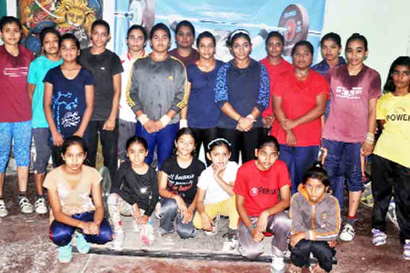 जय भवानी व्यायामशाळेतील वेटलिफ्टिंगपटू मुली