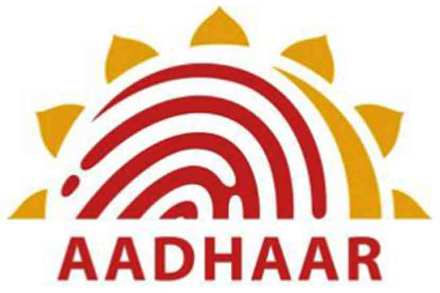 आधार कार्डवर नाव बदलण्यासाठी सहा महिने खेटे