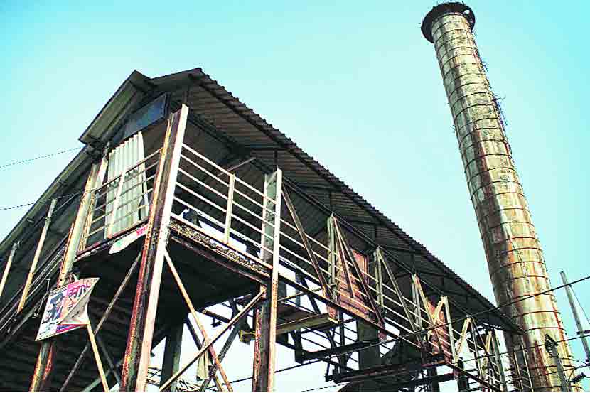 आंबिवली रेल्वे स्थानकाला ‘चिमणी’चा धोका आंबिवली रेल्वे स्थानकाला ‘चिमणी’चा धोका