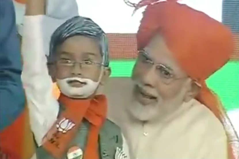 गुजरातमधील प्रचारसभेत ‘छोट्या मोदीं’ची हजेरी