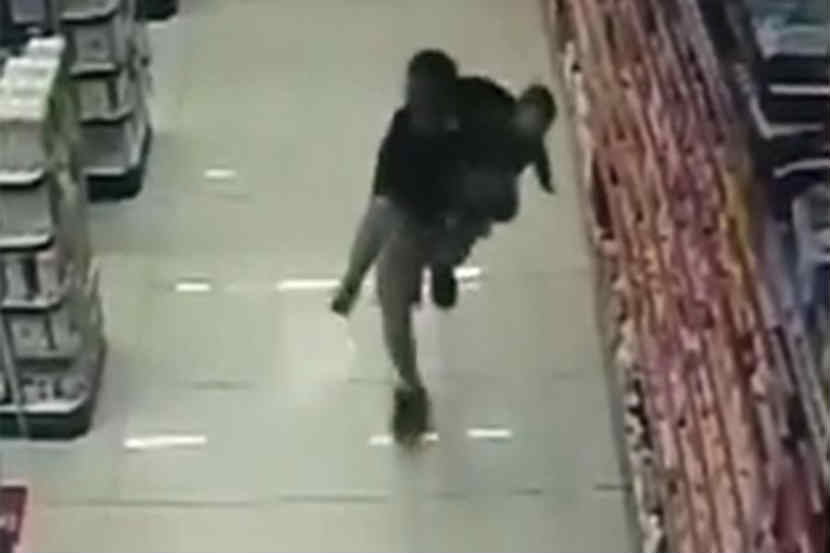 ब्राझीलच्या पोलीस विभागात काम करणारे राफेल सोऊझा हे आपली पत्नी आणि लहान मुलासह एका दुकानात खरेदीसाठी गेले होते.