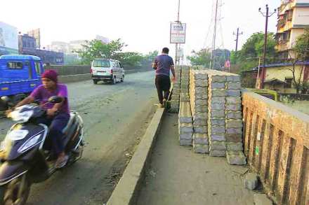 पादचाऱ्यांचा मार्ग ‘ब्लॉक’