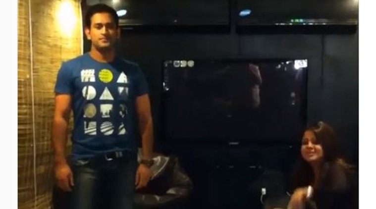 निवृत्तीच्या चर्चेवरून वातावरण गंभीर असताना धोनीचा हा व्हिडिओ त्याच्या चाहत्यांच्यासाठी 'मूड बूस्टर' ठरला असणार हे नक्की!
 निवृत्तीच्या चर्चेवरून वातावरण गंभीर असताना धोनीचा हा व्हिडिओ त्याच्या चाहत्यांच्यासाठी 'मूड बूस्टर' ठरला असणार हे नक्की!