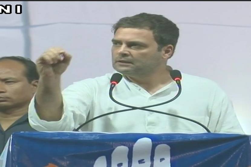 सुरतमध्ये प्रचारसभेत बोलताना काँग्रेस उपाध्यक्ष राहुल गांधी.