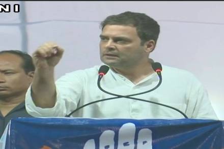 सुरतमध्ये प्रचारसभेत बोलताना काँग्रेस उपाध्यक्ष राहुल गांधी.