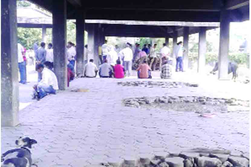 दहन ओटय़ांवर पडलेले खड्डे (लोकसत्ता छायाचित्र)