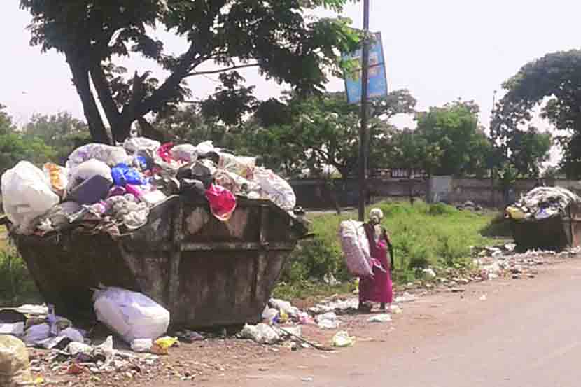 पिंपरी-चिंचवडमध्ये कचराकुंडय़ा भरून वाहत असल्याचे चित्र नेहमीचे आहे.
