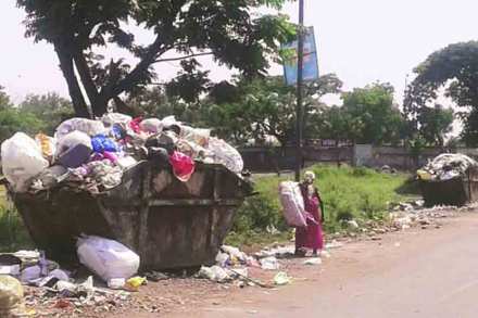 पिंपरी-चिंचवडमध्ये कचराकुंडय़ा भरून वाहत असल्याचे चित्र नेहमीचे आहे.