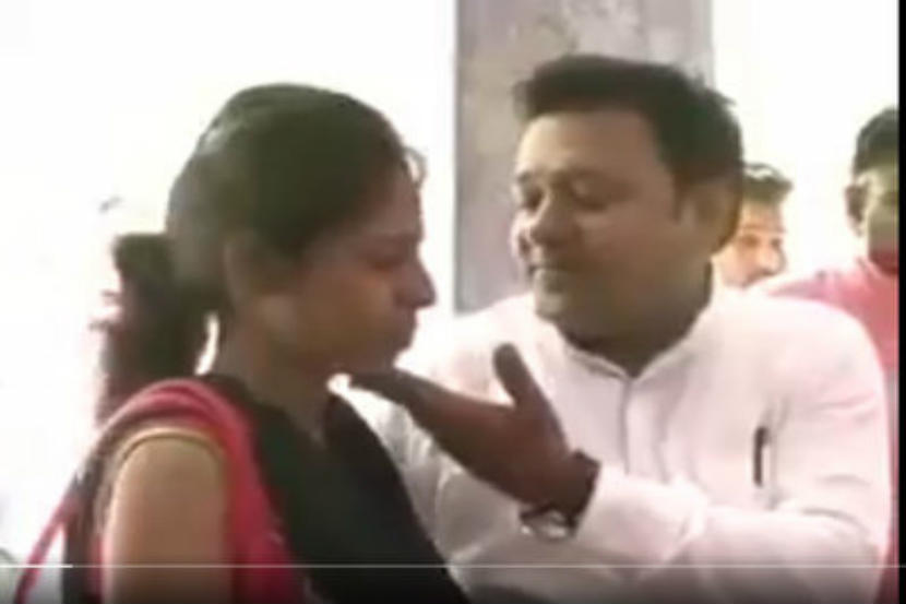 Viral Video : पत्नीची समजूत काढण्यासाठी तो पोलीस स्टेशनमध्येच गायला लागला
