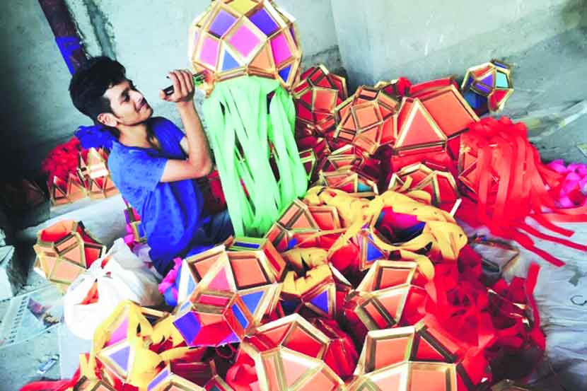 यंदाच्या दिवाळीत दादरच्या बाजारात सर्वाचे लक्ष कापडी आणि लोकरीच्या कंदिलांनी वेधून घेतले होते