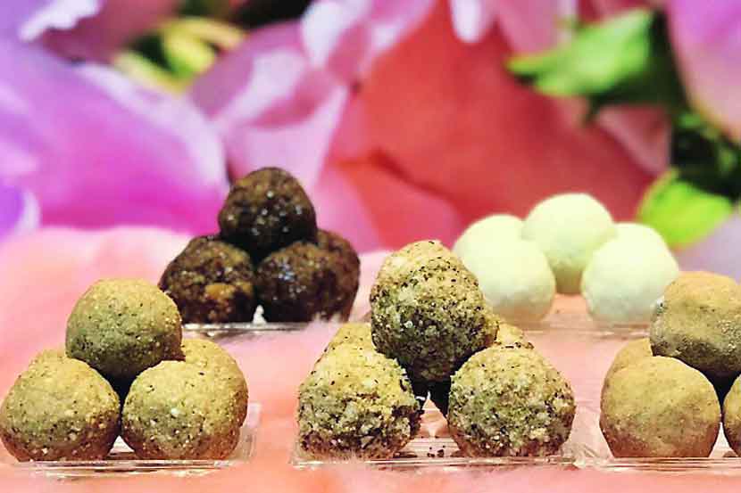 दिवसाला साधारण ८ ते १० किलो साजुक तूप वापरून १०० ते १५० विविध प्रकारचे लाडू तयार केले जातात