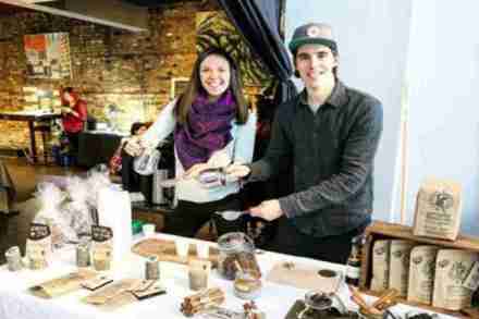 चायवाली लव्हस्टोरी; म्हणून त्या कॅनेडियन कपलने टाकले चहाचे दुकान चायवाली लव्हस्टोरी; म्हणून त्या कॅनेडियन कपलने टाकले चहाचे दुकान