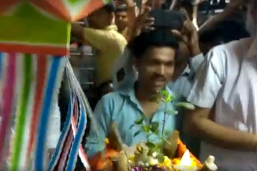 काही प्रवाशांनी धावत्या ट्रेनमध्ये तुळशीच लग्न लावलं 
(छाया आणि व्हिडिओ सौजन्य : मुंबई मेरी जान)
