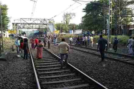 पिंपरीत रेल्वेच्या धडकेत आईसह दोन मुलांचा मृत्यू