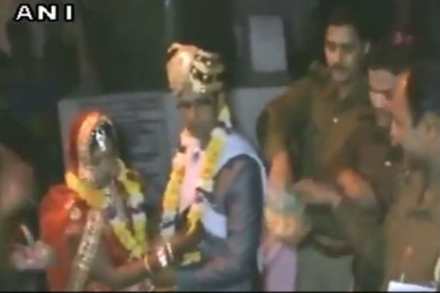 वधूची मनधरणी करून पोलीस स्टेशनमध्येच पोलिसांनी लग्नाचा बार उडवून दिला