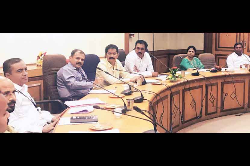 आयुक्त सातत्याने बैठका घेऊन निर्णयही घेतात, मात्र त्याची अंमलबजावणी होत नाही, अशी परिस्थिती आहे. आयुक्त सातत्याने बैठका घेऊन निर्णयही घेतात, मात्र त्याची अंमलबजावणी होत नाही, अशी परिस्थिती आहे.