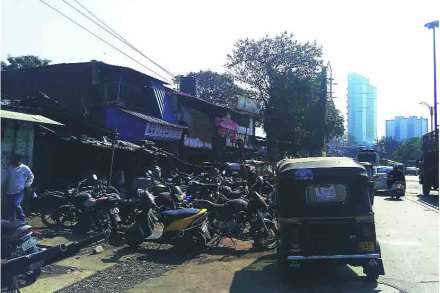 तुभ्रेतील रस्ते गॅरेजचालकांकडून गिळंकृत तुभ्रेतील रस्ते गॅरेजचालकांकडून गिळंकृत