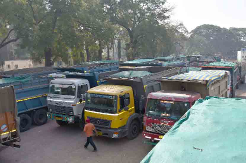  वाळूची चोरटी वाहतूक करताना पकडलेले ३७ डंपर.