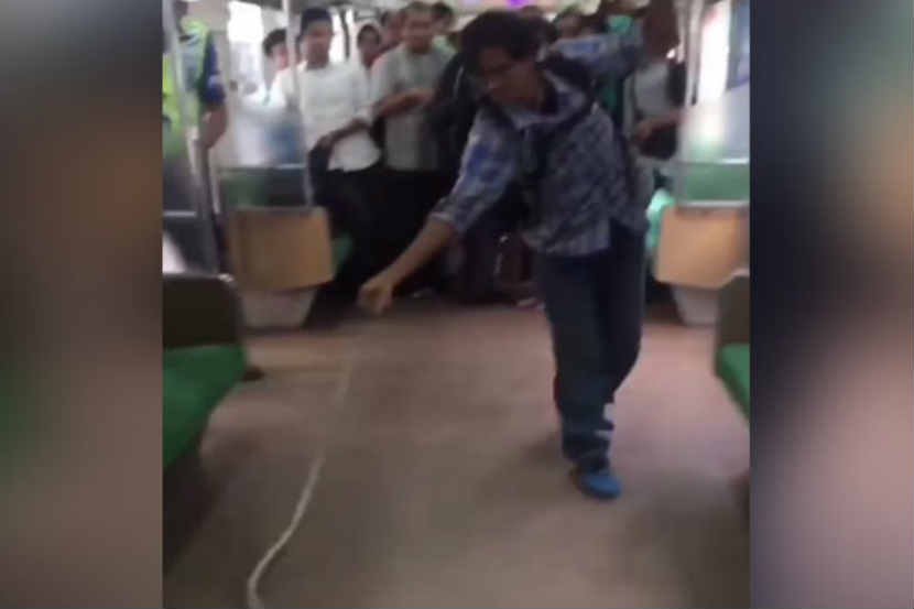 इंडोनेशियाची राजधानी जकार्तावरून बोगोरकडे निघालेल्या ट्रेनमध्ये प्रवासी खचाखच भरले होते.  इंडोनेशियाची राजधानी जकार्तावरून बोगोरकडे निघालेल्या ट्रेनमध्ये प्रवासी खचाखच भरले होते.