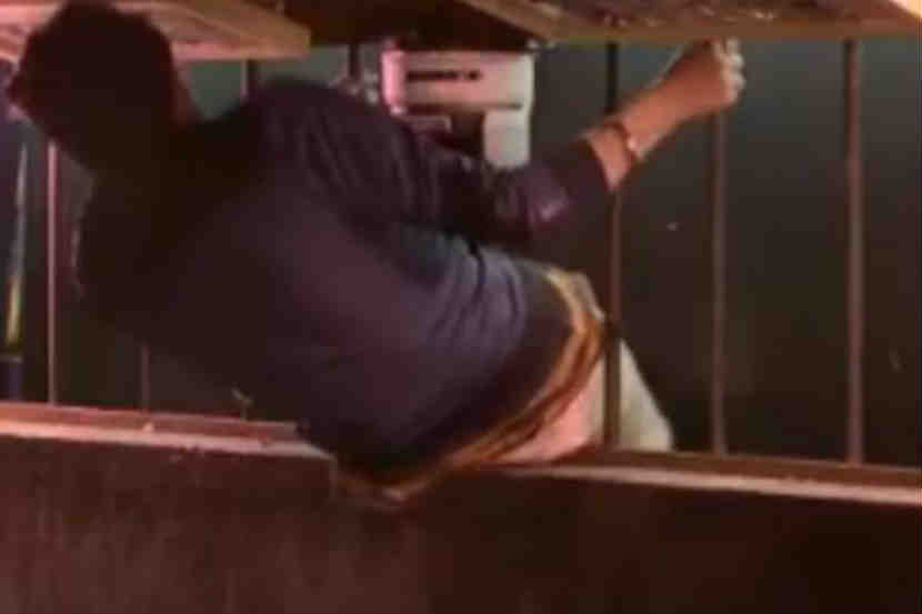 शिल्पाला कंटाळून त्याने घरातून पळण्याचा पुन्हा केला प्रयत्न, व्हिडिओ व्हायरल शिल्पाला कंटाळून त्याने घरातून पळण्याचा पुन्हा केला प्रयत्न, व्हिडिओ व्हायरल