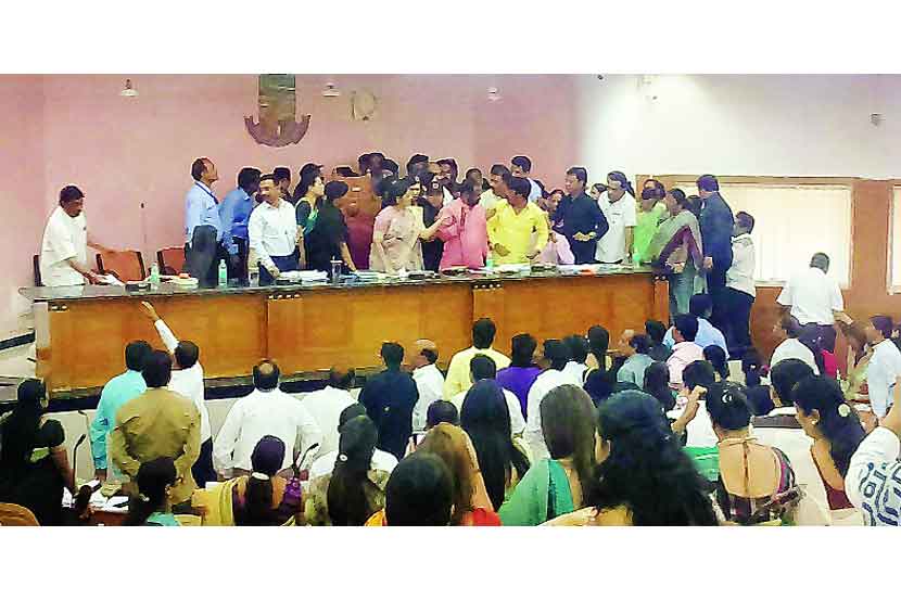 भारतीय जनता पक्ष आणि शिवसेना यांच्यातील गोंधळामुळे नागरिकांमध्ये संभ्रम निर्माण झाला आहे.