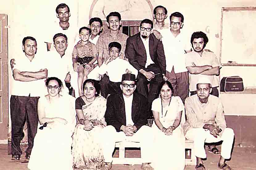 ‘शांतता कोर्ट चालू आहे’ या नाटकाची पहिली टीम.