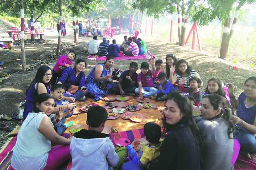 सोलापूरच्या राजू भंडार कवठेकर यांच्या ‘अभिषेक मळा’तील हुरडा पार्टी 