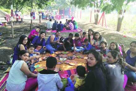 सोलापूरच्या राजू भंडार कवठेकर यांच्या ‘अभिषेक मळा’तील हुरडा पार्टी 