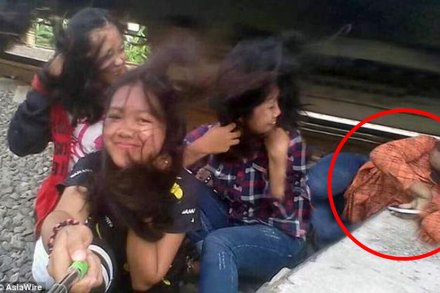 तिला स्थानिकांच्या मदतीनं तातडीनं रुग्णायलयात दाखल करण्यात आले. 