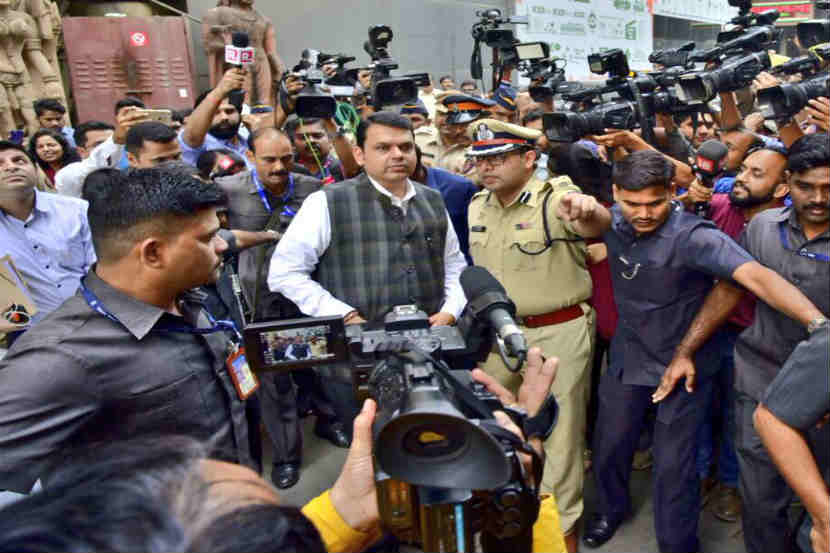 कमला मिल येथील अग्नितांडवानंतर तिथल्या परिस्थितीची पाहणी करण्यासाठी मुख्यमंत्री या परिसरात आले होते