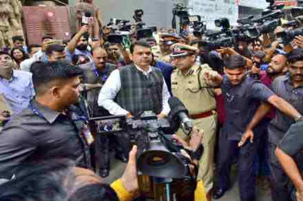 कमला मिल येथील अग्नितांडवानंतर तिथल्या परिस्थितीची पाहणी करण्यासाठी मुख्यमंत्री या परिसरात आले होते