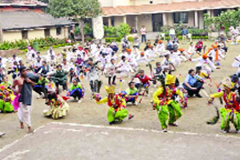 या 'लिटिल मास्टर'नं आपल्या डान्सच्या अफलातून शैलीनं सोशल मीडियावर धुमाकूळ घातला आहे. 