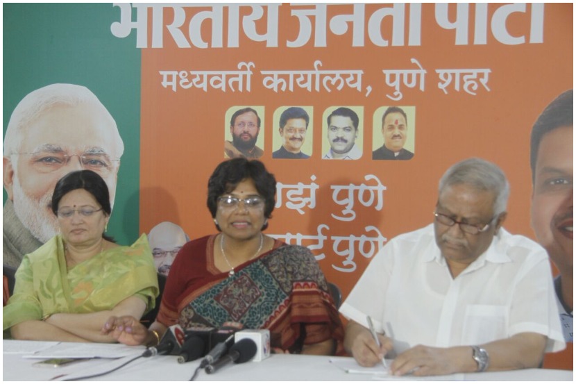 पुण्यात पत्रकार परिषदेत बोलताना विजया रहाटकर.