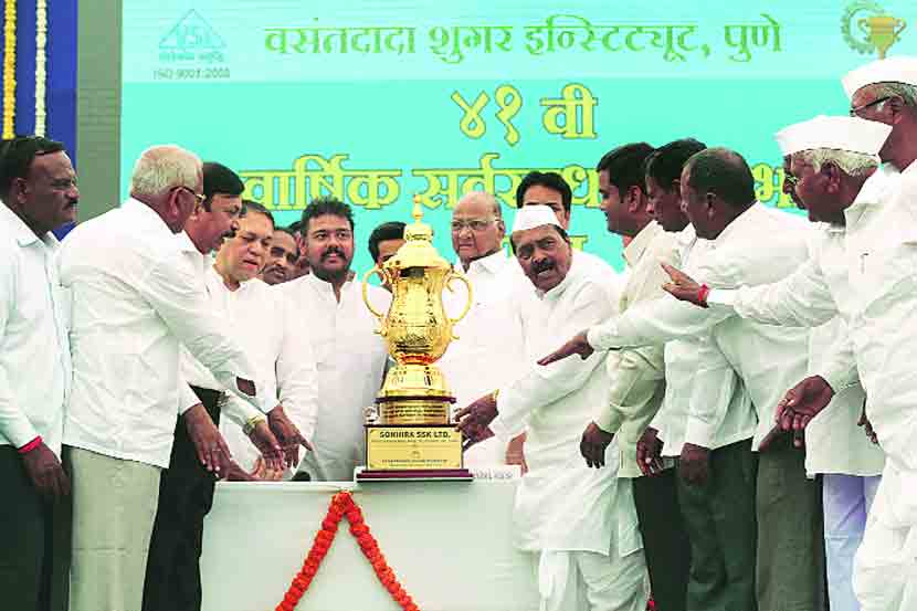पुण्यातील कार्यक्रमात एकाच व्यासपीठावर शरद पवार आणि माजी राष्ट्रपती प्रतिभाताई पाटील