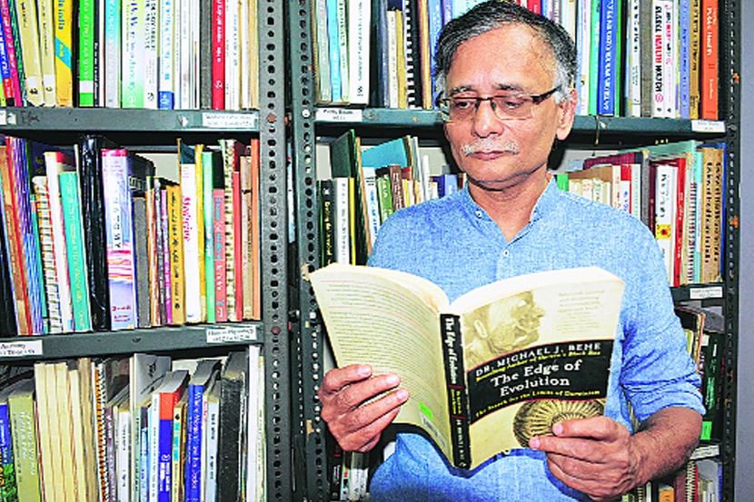 नामवंतांचे बुकशेल्फ : विविधांगी अनुभव आणि वाचनाने लेखक घडतो 