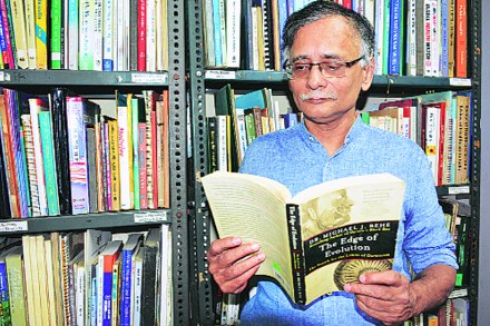 नामवंतांचे बुकशेल्फ : विविधांगी अनुभव आणि वाचनाने लेखक घडतो 
