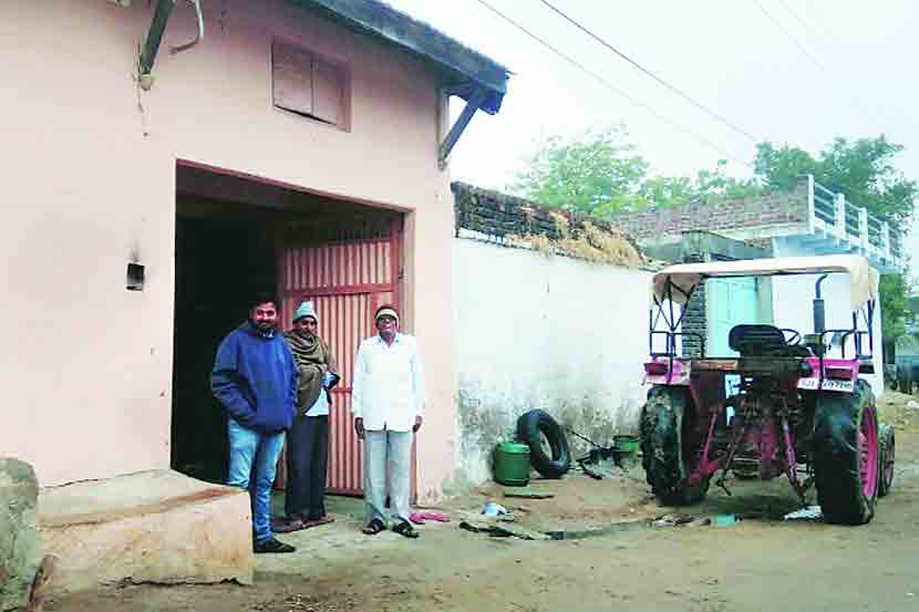 घराच्या परिसरात हार्दिक पटेलचे कुटुंबीय