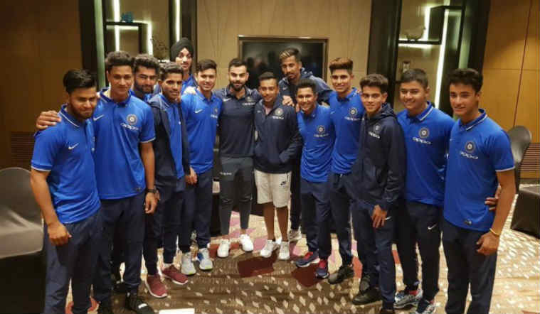 आफ्रिका दौऱ्यावर निघण्याआधी विराट कोहलीने भारताच्या U-19 संघाची भेट घेतली