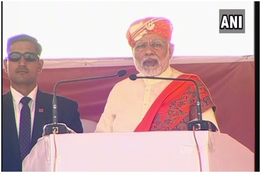 गुजरातमध्ये प्रचारसभेत बोलताना पंतप्रधान नरेंद्र मोदी.