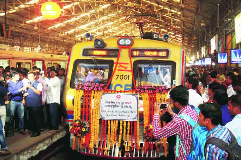 एका वातानुकूलित लोकलसाठी सध्याच्या बारा लोकल फेऱ्यांचा ‘बळी’ एका वातानुकूलित लोकलसाठी सध्याच्या बारा लोकल फेऱ्यांचा ‘बळी’