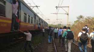 Loksatta, Loksatta news, loksatta newspaper, marathi news, marathi, Marathi news paper, Marathi news online, Marathi, Samachar, Marathi latest news, mumbai, mumbai news, mumbai news in marathi, mumbai raliway traffic, mumbai railway updates, mumbai, local train service, disrupted, harbour line, overhead wire, crashed, train, belapur